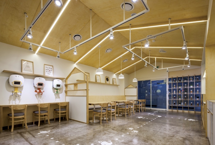 Отделка потолка клиники светлыми деревянными панелями