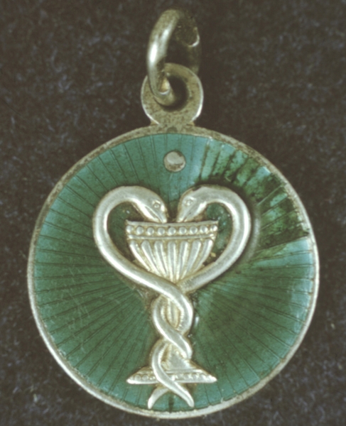 Изображение чаши и двух змей на жетоне «XII Международный съезд врачей». (Москва, 1897 г.)