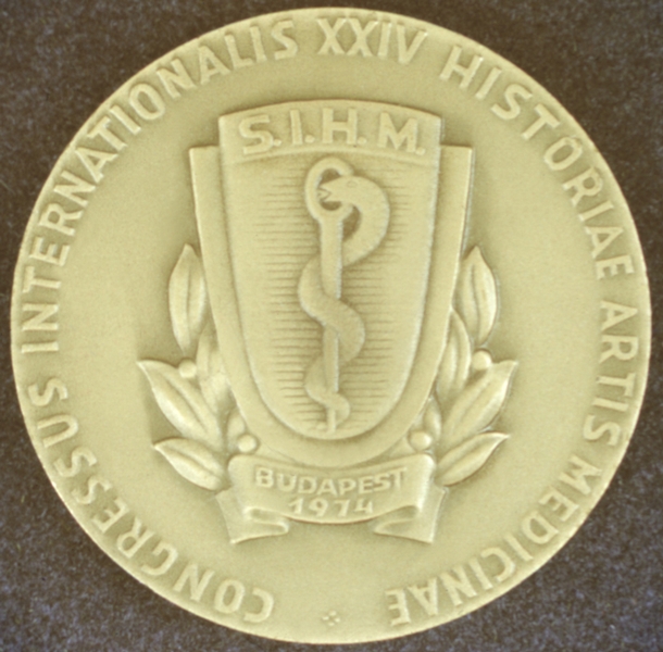 Изображение зеркала, обвитого змеей на памятной медали XXIV Международного Конгресса историков медицины
