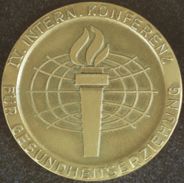Памятная медаль IV Международной конференции по санитарному просвещению с изображением горящего факела на фоне земного шара, 1959 г