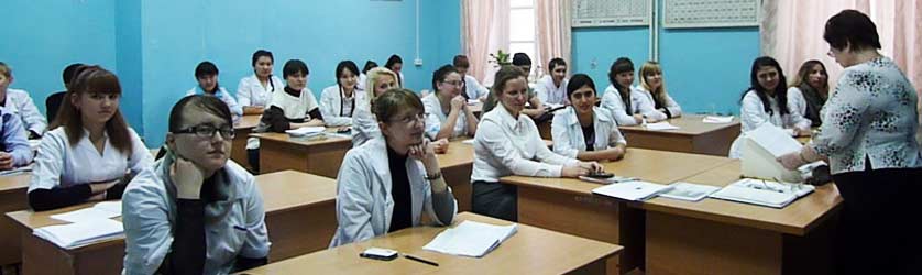 Студенты-медики на занятиях