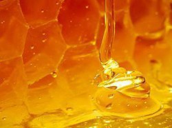 Можно ли мед при больном горле