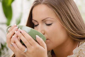 Девушка пьет чай с тимьяном