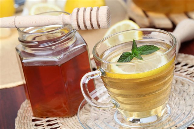 Фото чая в кружке и пчелиного продукта в банке