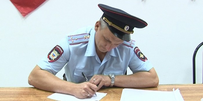 Полицейский заполняет бумаги