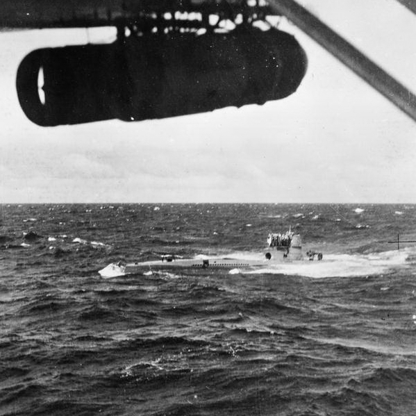 ​U 570 после капитуляции перед британским самолётом «Хадсон» из 269-й эскадрильи Королевских ВВС 27 августа 1941 года. Снимок сделан с борта «Каталины» из 209-й эскадрильи Королевских ВВС, которая прилетела на смену «Хадсону». В кадр также попала 450-фунтовая глубинная бомба, подвешенная под крылом «Каталины» (Imperial War Museums) - Ложка дёгтя в бочке мёда | Военно-исторический портал Warspot.ru