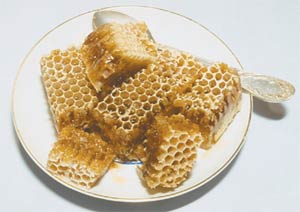С сотовым мёдом в организм непременно попадает воск. Воск, как мягкая щётка, счищает с зубов и дёсен налёты.