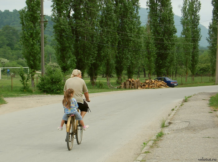 женщина с ребенком на велосипеде