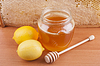 Свежий мед в стеклянной банке и лимонов | Фото